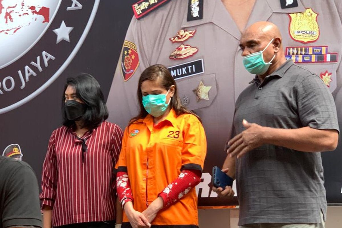 Artis sekaligus DJ Chantal Dewi (tengah) mengenakan rompi tahanan usai ditetapkan sebagai tersangka kasus penyalahgunaan narkotika, Kamis (17/3/2022) di Mapolda Metro Jaya 