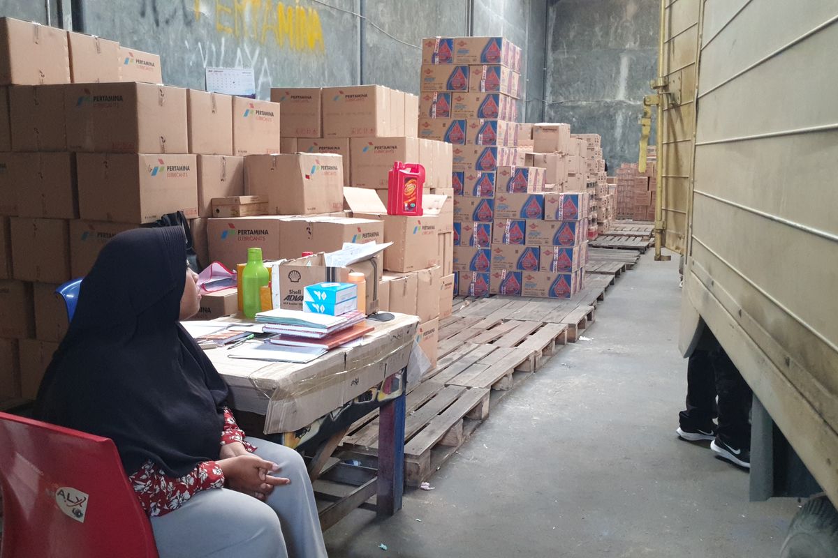 Yuli, pekerja gudang oli palsu, saat ditanyai di Komplek Komplek Harmoni Warehouse No 8K, Kecamatan Percut Sei Tuan, Kabupaten Deli Serdang, pada Rabu (19/2/2025).