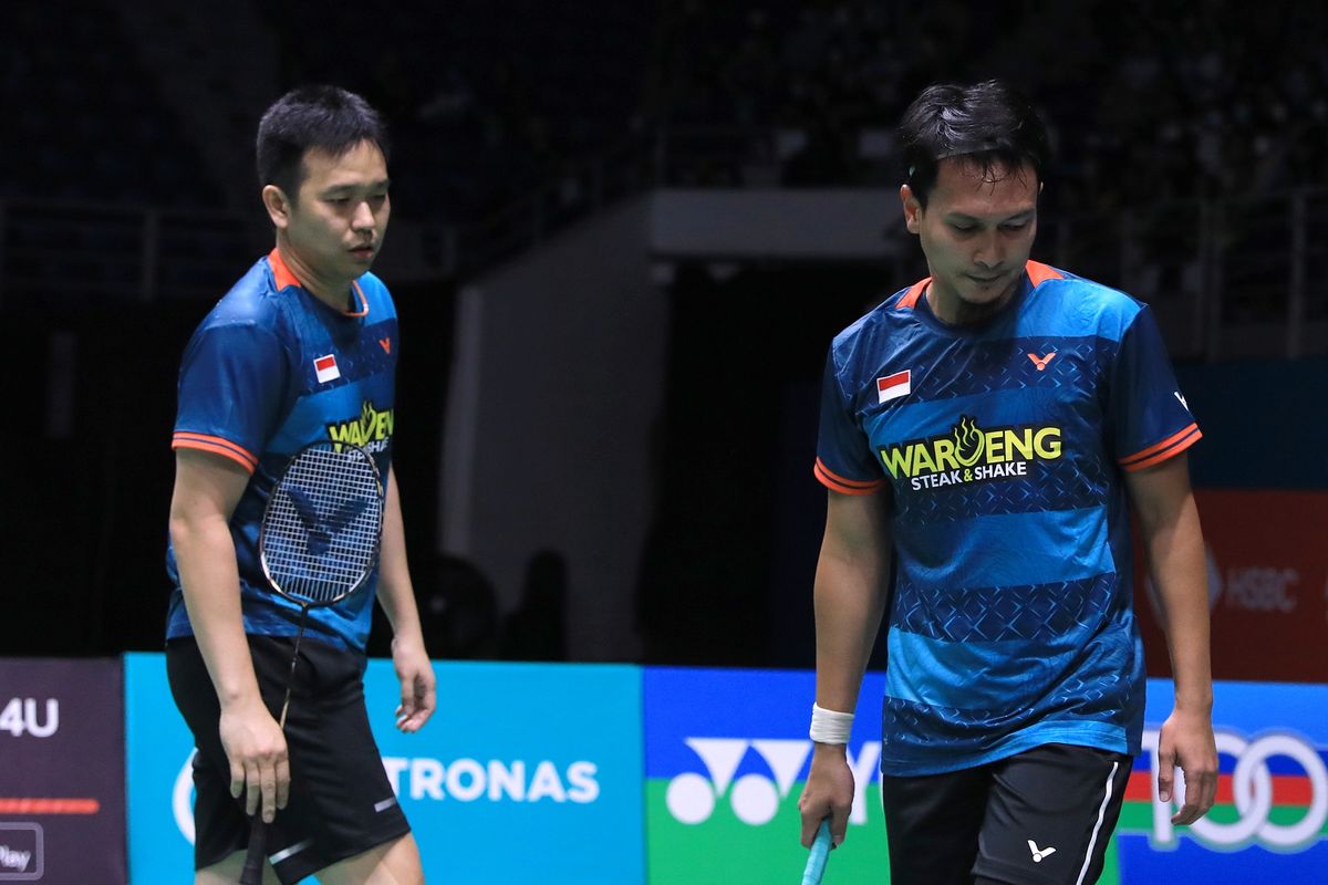 Mohammad Ahsan/Hendra Setiawan saat bertanding melawan Kang Min-hyuk/Seo Seung-jae (Korea Selatan) pada perempat final Malaysia Open 2023 di Axiata Arena, Kuala Lumpur, Jumat (13/1/2023). Ahsan/Hendra kalah 13-21, 21-19, 11-21 dan tak berhasil melaju ke semifinal Malaysia Open 2023. 