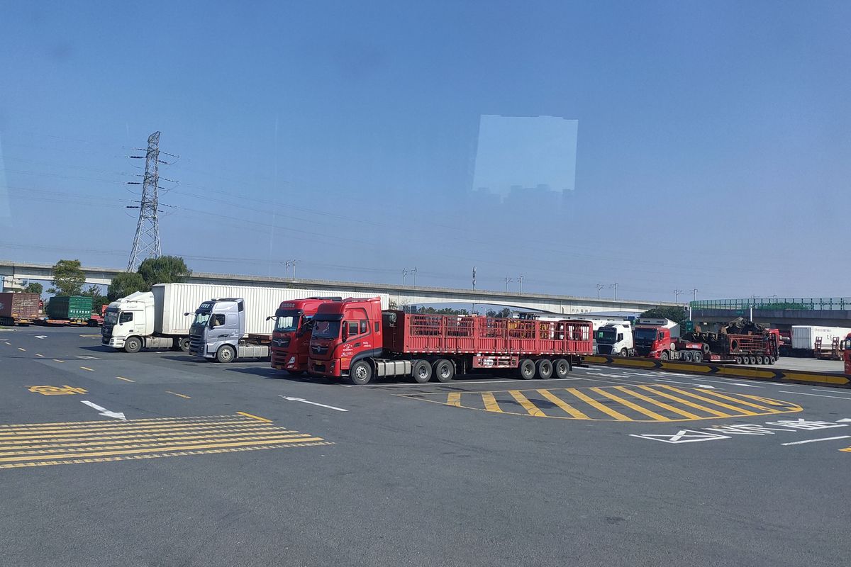 Sopir truk  di China yang sedang beristirahat di rest area Distrik Pudong, Shanghai