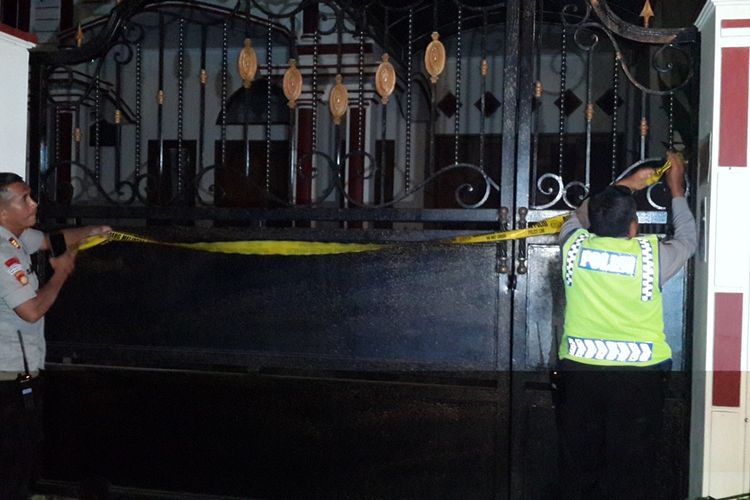 Polisi saat memasang garis polisi di salah satu rumah di Puncak Dieng Kota Malang yang menjadi salah satu tempat WN China melakukan penipuan, Senin (25/11/2019)