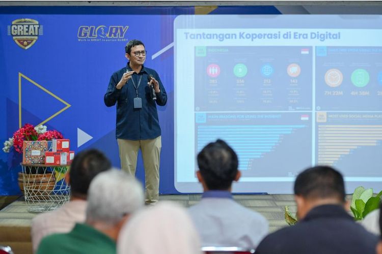 Executive Vice President Telkom Regional 2 Edie Kurniawan saat memberikan paparan pada acara sosialisasi platform digital untuk KD/ KMP Kota Tangerang, Kab Tangerang, dan Kota Tangerang Selatan di Kantor Witel Banten, pada (15/9/2025). 