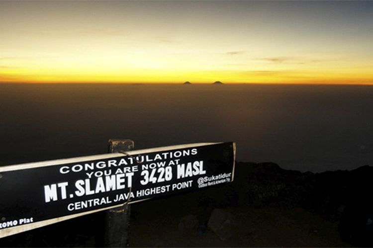 Puncak Gunung Slamet, Jawa Tengah.