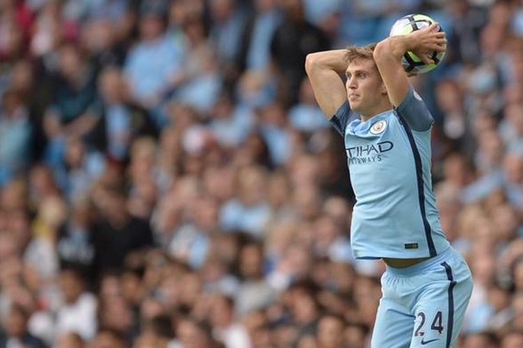 John Stones melakukan lemparan saat Manchester City melawan Sunderland pada partai Premier League di Stadion Etihad, 14 Agustus 2016.