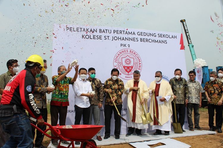 Seremoni peletakan batu pertama pembangunan Sekolah Kolese St. Johannes Berchmans di Pantai Indah Kapuk (PIK) 2, Jakarta Utara, pada Selasa (17/5/2022).