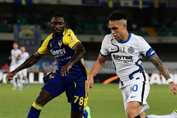 Penyerang Inter Milan Lautaro Martinez (kanan) berduel dengan gelandang Hellas Verona Martin Hongla dalam pertandingan lanjutan Serie A, kasta tertinggi Liga Italia, di Stadion Marcantonio Bentegodi, Sabtu (28/8/2021) dini hari WIB.