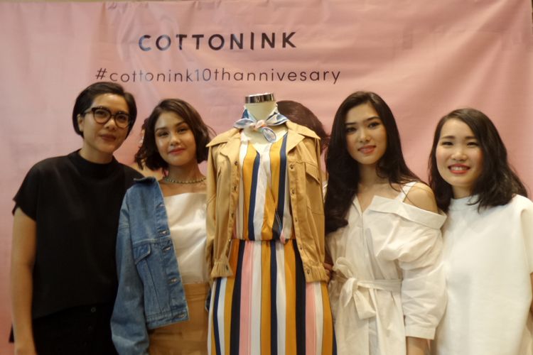 Aktris Vanesha Prescilla dan penyanyi Isyana Sarasvati (tengah) dalam perayaan 10 tahun Cottonink di GoWork Pacific Place, Jakarta, Senin (3/9/2018).