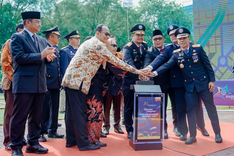 Wali Kota Medan Bobby Nasution meluncurkan Aplikasi Moovit usai menjadi inspektur upacara dalam peringatan Hari Perhubungan Nasional Tingkat Kota Medan Tahun 2022 dengan tema Maju Bangkit Bersama di Lapangan Benteng Medan, Sabtu (17/9/2022).
