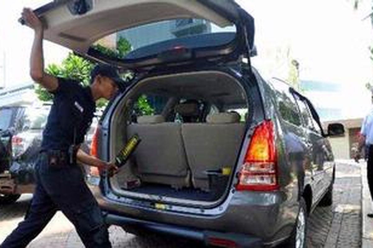 Petugas satuan pengamanan memeriksa dan menggeledah mobil milik umat yang akan mengikuti ibadah Jumat Agung di Gereja Christ Cathedral di kawasan Gading Serpong, Tangerang, Banten, Jumat (22/4/2011). Pengamanan ketat dilakukan untuk menjamin pelaksanaan ibadah dan perayaan Paskah pascapenemuan bom di dekat gereja sehari sebelumnya.