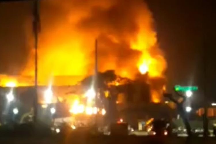 Kebakaran di gedung Hailai, Ancol, Pademangan, Jakarta Utara, Senin (4/11/2019) malam.