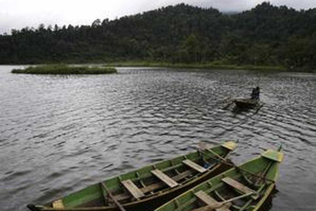 Wisatawan bisa menyewa perahu yang ditambatkan di pinggir Danau Situ Gunung, Sukabumi, Jawa Barat.