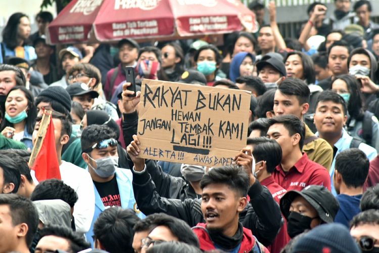 Aksi unjuk rasa kembali terjadi di Gedung DPRD Jabar, Senin (30/9/2019). Massa dari berbagai elemen ini mengatasnamakan  Aliansi Rakyat Menggugat. Tampak sebuah poster yang di acungkan demonstran bertuliskan Rakyat bukan hewan, jangan tembak kami lagi.