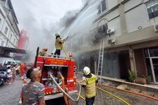 Kebakaran Ruko di Pademangan, 40 Petugas Damkar Berjibaku Padamkan Api