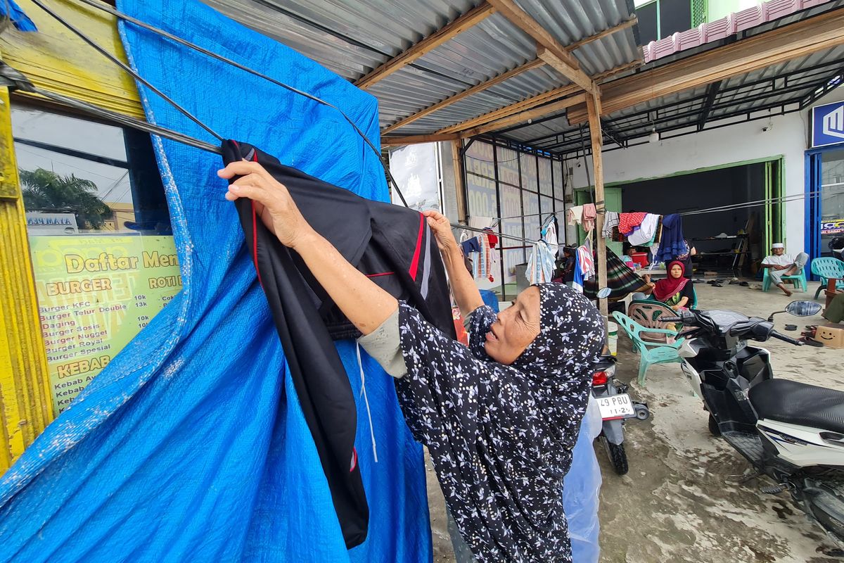 Suasana posko mandiri yang dibangun Mahyudi (43) bersama keluarganya di Jalan T Amir Hamzah, Kecamatan Tanjung Pura, Kabupaten Langkat, Sumatera Utara pada Kamis (4/12/2025). 