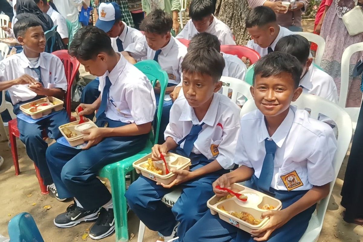 Sejumlah siswa SMP di Pulau Untung Jawa, Kepulauan Seribu, Jakarta, sedang menikmati makan siang gratis dengan menu ikan pada Selasa (29/10/2024). Kegiatan makan siang bergizi gratis itu digelar oleh Kementerian Kelautan dan Perikanan sebagai simulasi program pemerintah. 