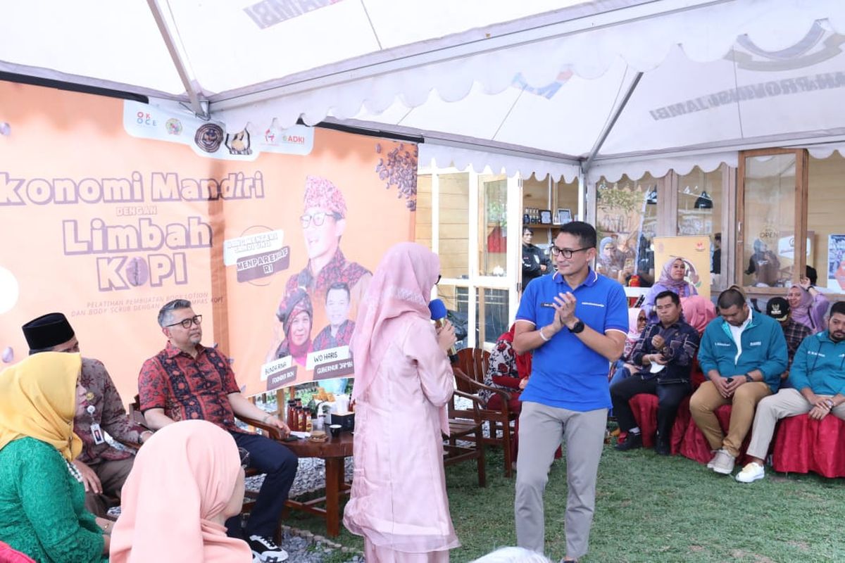 Menparekraf Sandiaga Uno menghadiri pelatihan limbah kopi untuk diolah menjadi kosmetik di Telani Pura, Jambi.