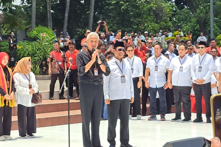 Bakal calon presiden Ganjar Pranowo dan bakal calon presiden Mahfud MD berpidato di Monumen Proklamasi, Jakarta, sebelum mendaftar ke Kantor Komisi Pemilihan Umum (KPU), Kamis (19/10/2023).