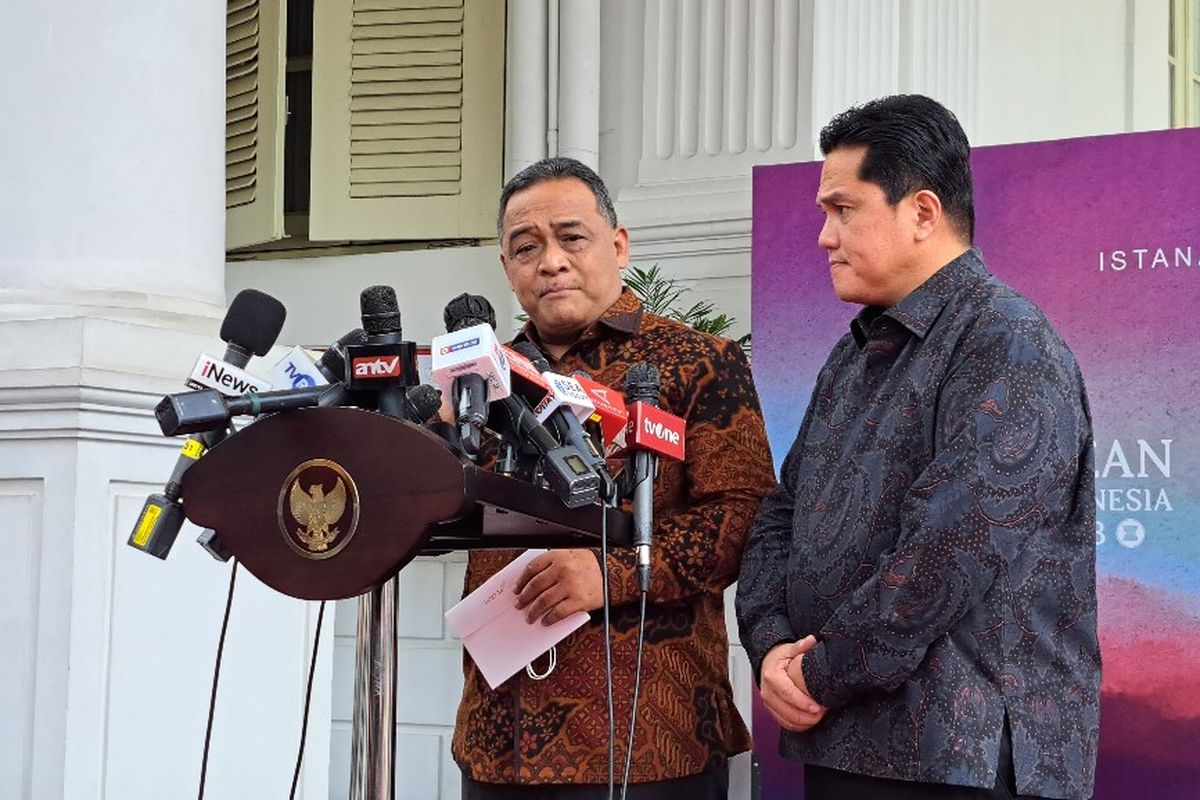 Kepala Badan Perlindungan Pekerja Migran Indonesia (BP2MI) Benny Rhamdani dan Menteri BUMN Erick Thohir memberikan keterangan pers di Kompleks Istana Kepresidenan, Jakarta, Senin (26/6/2023). 