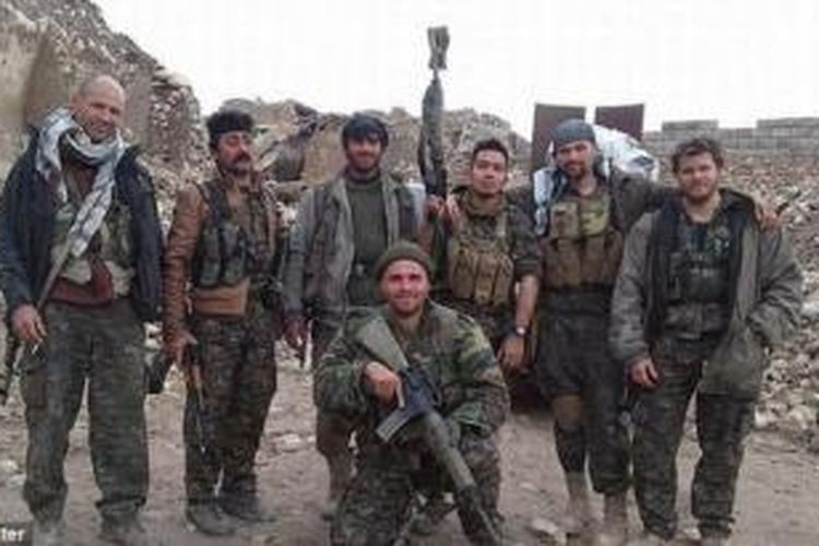 Konstandinos Erik Scurfield (berlutut) berfoto bersama beberapa warga Barat yang ikut bergabung dengan milisi Kurdi Suriah YPG memerangi ISIS. Scurfield dikabarkan tewas akibat luka yang dideritanya dalam sebuah pertempuran.