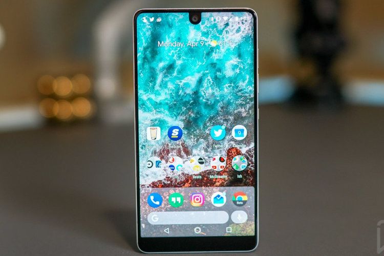 Essential Phone yang memiliki notch membulat sebagai tempat sensor kamera.