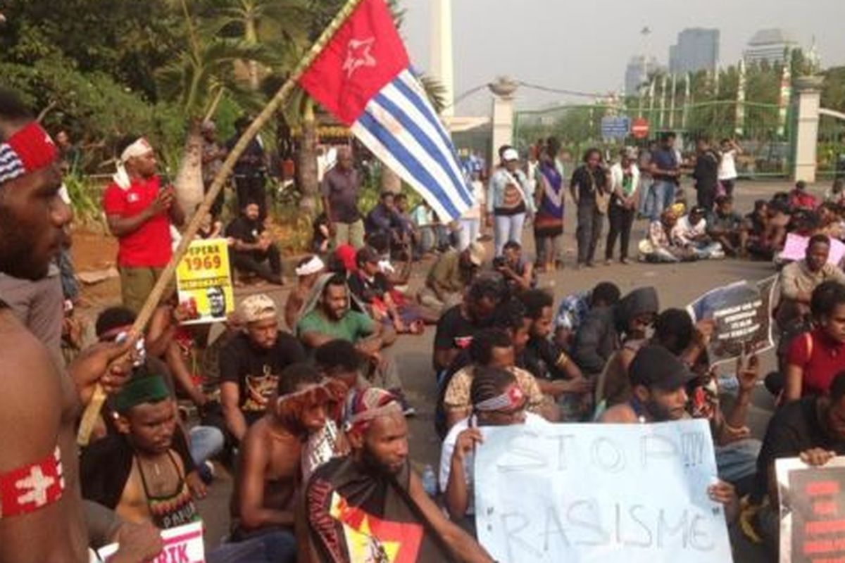 Sejumlah pendemo mengusung bendera Bintang Kejora dalam demonstrasi mengecam peristiwa pengepungan asrama mahasiswa Papua di Surabaya. 