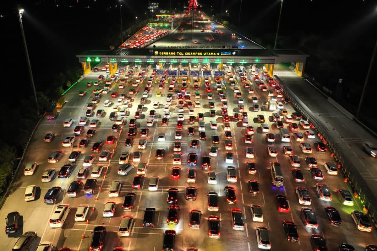 Kondisi arus lalu lintas kendaraan dari arah Semarang yang memasuki Gerbang Tol (GT) Cikampek Utama 2, Jalan Tol Jakarta-Cikampek pada Senin (23/4/2023) malam. 