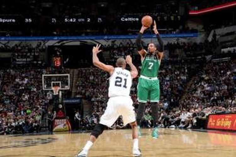 Pebasket Boston Celtics, Jared Sullinger (hijau) bersiap melakukan tembakan di depan pemain San Antonio Spurs, Tim Duncan, saat kedua tim bertemu pada lanjutan kompetisi NBA, di AT&T Center, Rabu (20/11/2013).