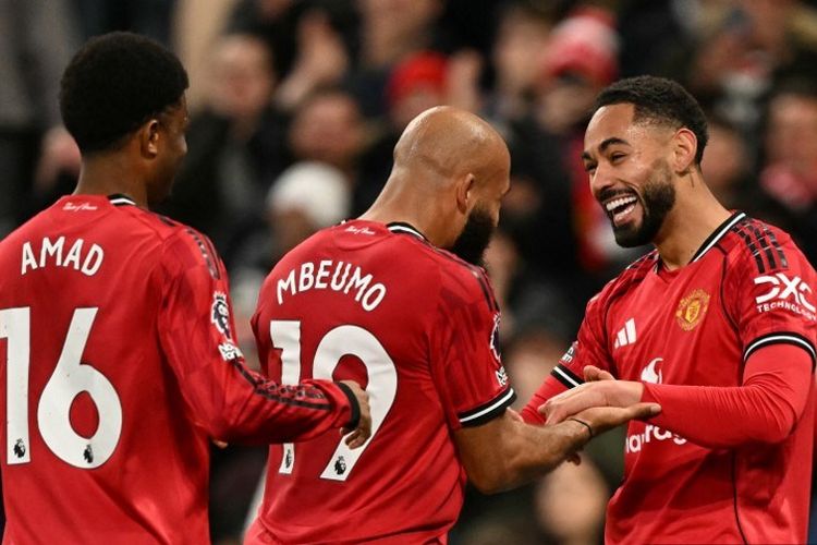 Penyerang Manchester United Matheus Cunha merayakan gol pembuka bersama Bryan Mbeumo dan Amad Diallo pada laga Liga Inggris antara Manchester United dan Brighton dan Hove Albion di Old Trafford di Manchester, Inggris barat laut, pada tanggal 25 Oktober 2025.