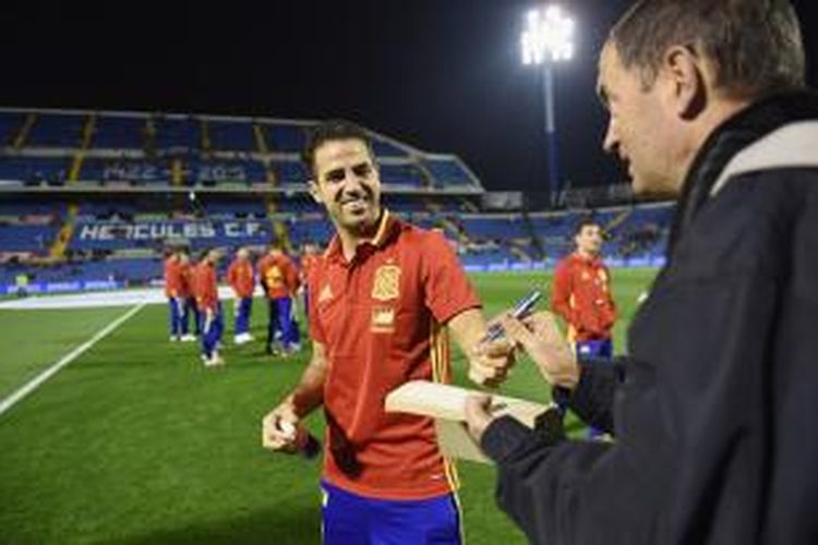 Cecs Fabregas layani permintaan tanda tangan jelang Spanyol vs Inggris, Jumat (13/11/2015).
