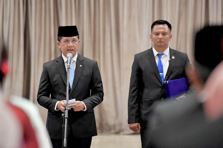 Menteri Transmigrasi (Mentrans) Muhammad Iftitah Sulaiman dalam acara Pelantikan dan Pengambilan Sumpah Pejabat Pimpinan Tinggi Pratama Kementerian Transmigrasi (Kementrans) di Gedung Makarti Muktitama Jakarta, Senin (2/12/2024).