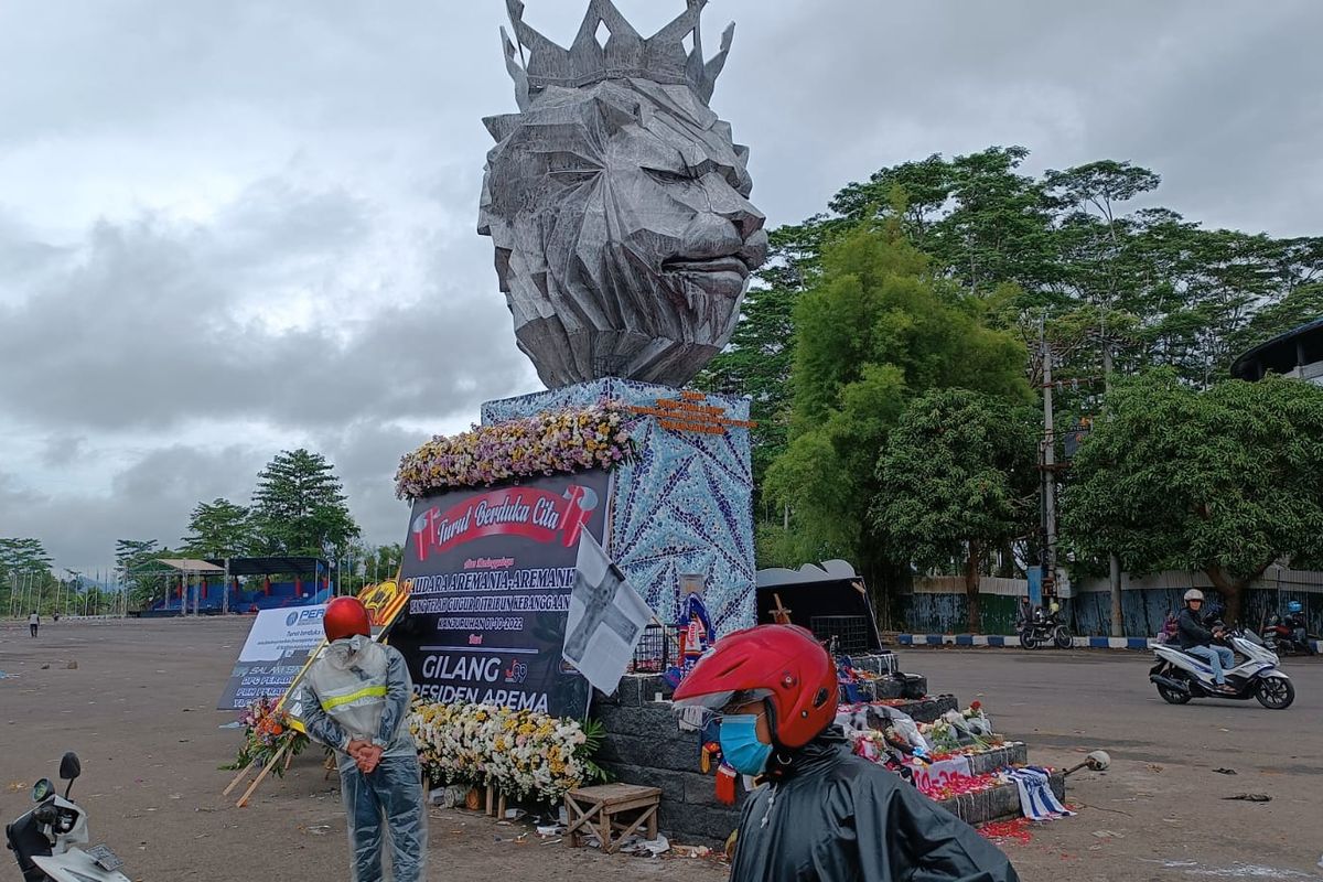 Karangan bunga di Patung Kepala Singa Tegar di area Stadion Kanjuruhan.