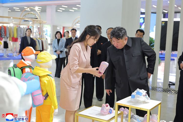 Korut Rilis Foto Kim Jong Un Saat Dirumorkan Meninggal, Ditemani Putrinya