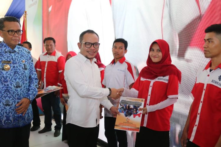 Menaker M. Hanif Dhakiri menyerahkan 1000 sertifikat kompetensi kepada lulusan peserta pelatihan kerja Balai Latihan Kerja (BLK) Makassar, Rabu (17/10/2018)