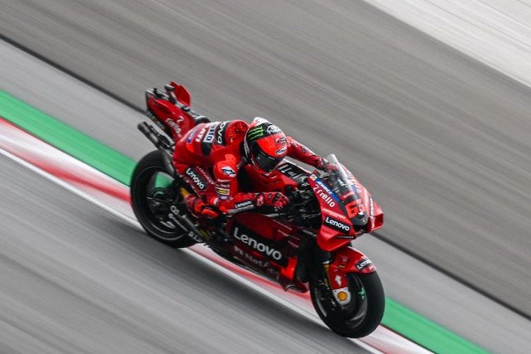 Pebalap Ducati, Francesco Bagnaia, kala beraksi pada sesi free practice 3 alias FP3 MotoGP Malaysia 2022 di Sirkuit Sepang, 22 Oktober 2022. 