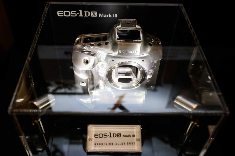 Tampilan kamera EOS-1DX Mark III saat peluncuran di Jakarta Utara, Jumat (21/2/2020). Kamera DSLR full-frame yang ditujukkan bagi para fotografer profesional ini dibanderol sekitar Rp 110 juta (body only).