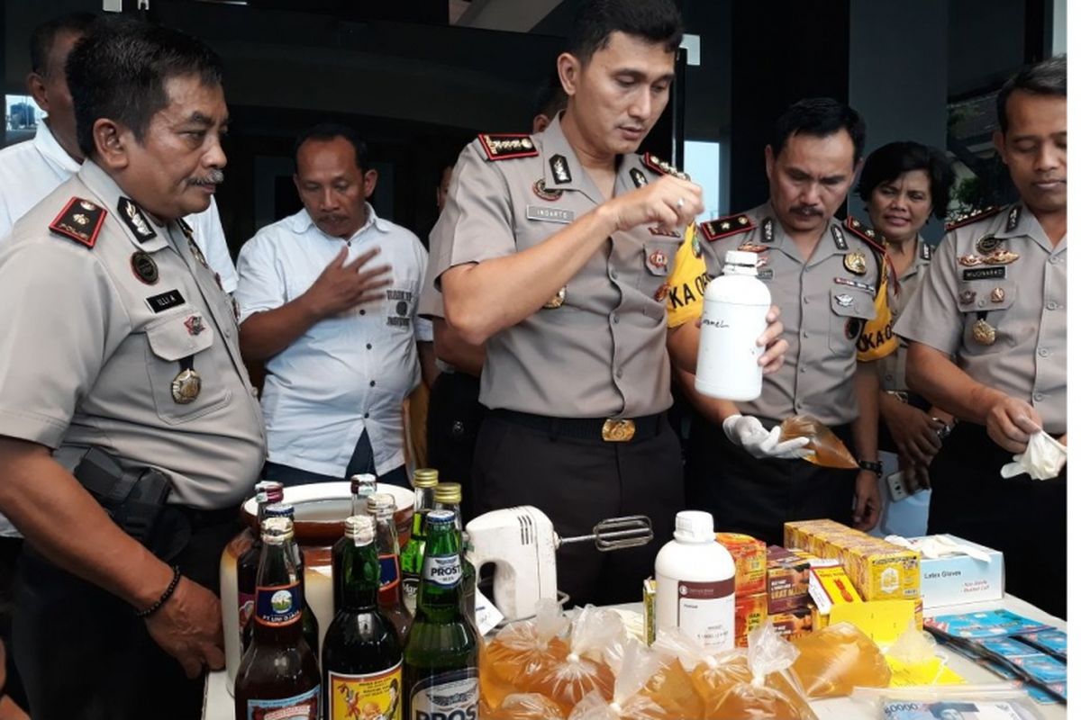 Kapolres Metro Bekasi Kota Kombes Pol Indarto memperlihatkan barang bukti miras oplosan di Mapolres Metro Bekasi Kota, Kamis (5/4/2018)