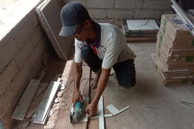 Rasul saat bekerja sebagai tukang di kampungnya. 