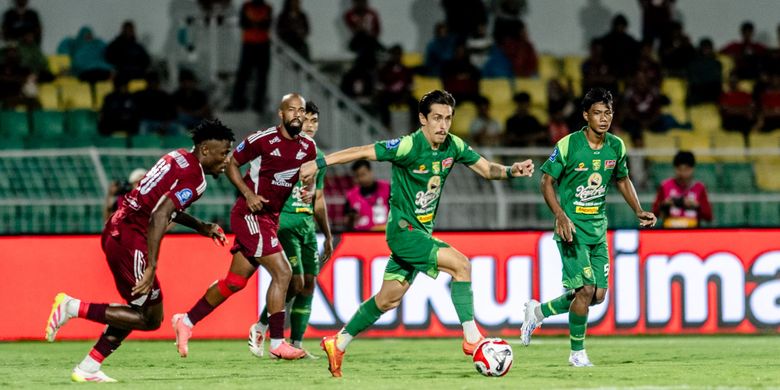 Aksi penyerang Persebaya, Francisco Rivera, pada laga Super League 2025-2026 kontra PSM Makassar. Duel antar tim perserikatan PSM vs Persebaya digelar di Stadion Gelora BJ Habibie Parepare, Sabtu (6/12/2025) pukul 19.00 WIB.