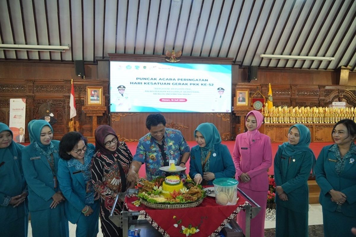 Wakil Bupati Klaten Yoga Hardaya saat melakukan pemotongan tumpeng pada Perayaan Hari Kesatuan Gerak (HKG) Pemberdayaan Kesejahteraan Keluarga (PKK) Ke-52. 