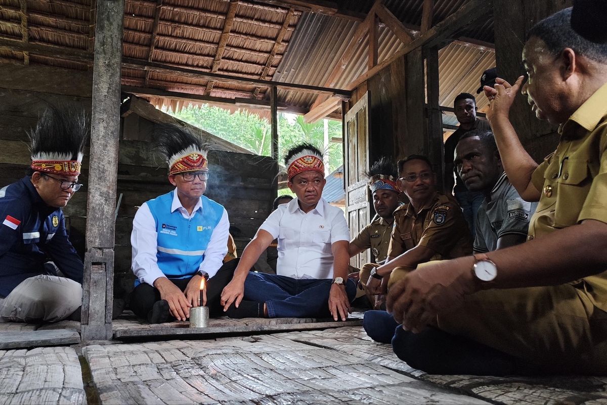 Menteri ESDM Bahlil Lahadalia (ketiga dari kiri) berdiskusi bersama Direktur Jenderal Ketenagalistrikan Kementerian ESDM Jisman P. Hutajulu (kiri), Bupati Kepulauan Yapen Benyamin Arisoy (kanan), Direktur Utama PLN Darmawan Prasodjo (kedua dari kiri) saat mengunjungi salah satu rumah warga di Desa Kiriyou, Kepulauan Yapen, Kamis (24/7/2025).