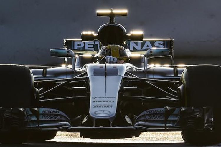 Pebalap Mercedes AMG Petronas asal Inggris, Lewis Hamilton, memacu mobilnya pada hari pertama tes pramusim Formula 1 2017 di Circuit de Barcelona-Catalunya, Spanyol, Senin (27/2/2017). 