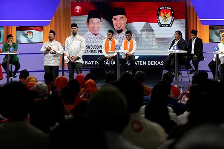 Pasangan calon bupati dan calon wakil bupati Kabupaten Bekasi no urut 2, Saaduddin - Ahmad Dhani tengah memaparkan visi misinya saat acara Debat Pilkada Kabupaten Bekasi 2017 di studio Kompas TV, Jakarta, Senin (6/2/2017). Komisi Pemilihan Umum Kabupaten Bekasi mengumumkan lima pasang calon bupati dan wakil bupati yang maju dalam pilkada 2017. 