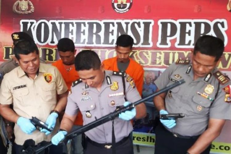 Polisi memperlihatkan barang bukti dan tersangka dari penagih hutang di Mapolres Lhokseumawe, Sabtu (2/2/2019)