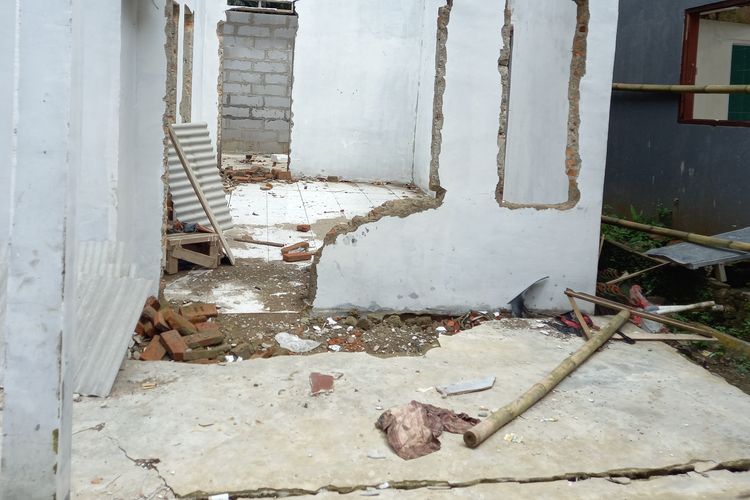 Bencana tanah bergerak terjadi di Kampung Jampang Cikoneng, Desa Sudamanik, Kecamatan Cimarga, Lebak, Banten.
