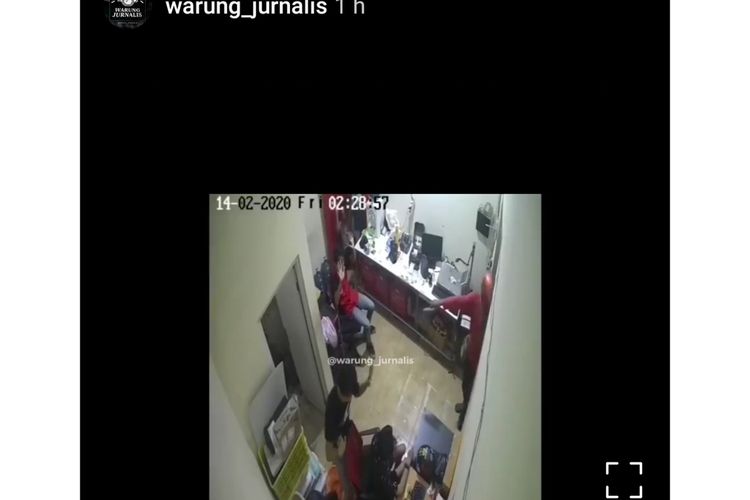 Rekaman CCTV aksi perampokan bersenjata api di Toko Jasa Pengiriman barang di Jalan Raya Setu, Cipayung, Jakarta Timur, Jumat (14/2/2020).