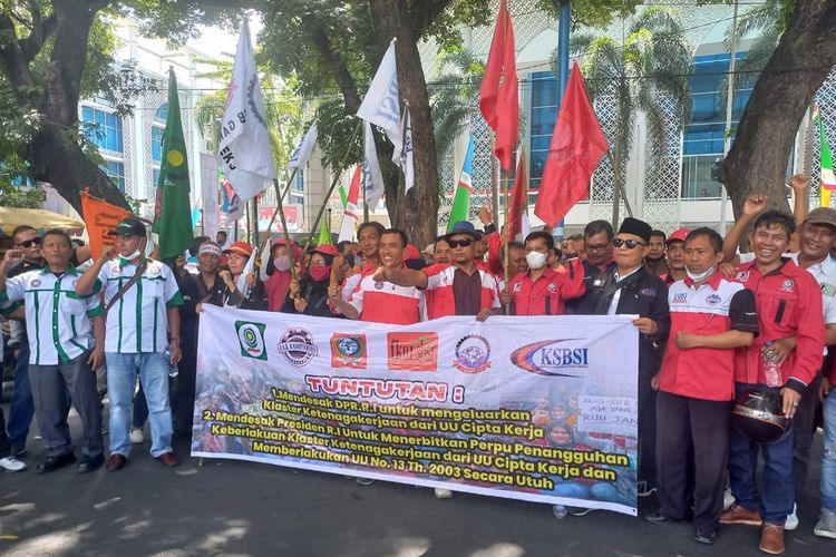 Aliansi Sejuta Buruh Provinsi Sumut mendukung pencabutan Undang-Undang Cipta Kerja melalui aksi serentak di depan kantor DPRD Sumut, Rabu (10/8/2022)