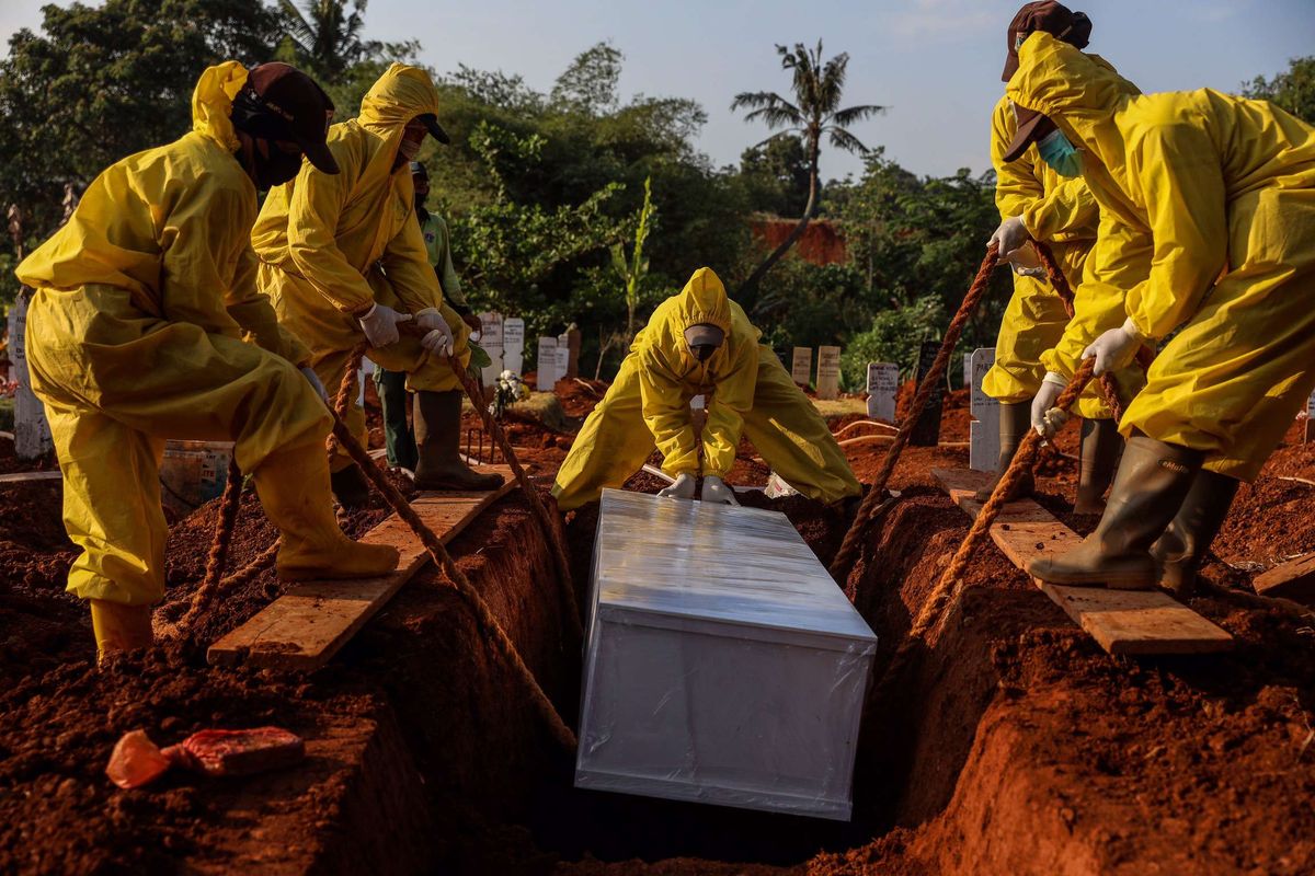 Petugas pemakaman membawa peti jenazah pasien suspect virus corona atau Covid-19 di TPU Pondok Rangon, Jakarta Timur, Kamis (9/9/2020). Petugas administrasi TPU Pondok Ranggon mengatakan saat ini jumlah makam yang tersedia untuk jenazah dengan protokol COVID-19 tersisa 1.069 lubang makam, dan diperkirakan akan habis pada bulan Oktober apabila kasus kematian akibat COVID-19 terus meningkat.