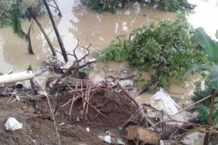 Dua rumah di Kampung Gempol Anjun, Kelurahan Tanjungpura, Kecamatan Karawang Barat, Kabupaten Karawang rusak akibat longsornya  tebing Sungai Citarum, Minggu (2/3/2020)