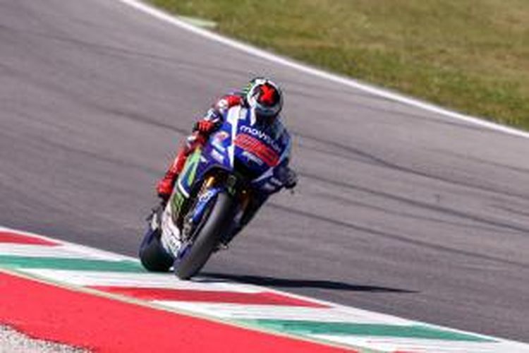 Pebalap Movistar Yamaha asal Spanyol, Jorge Lorenzo, memacu motornya pada sesi kualifikasi GP Italia di Sirkuit Mugello, Minggu (31/5/2015).