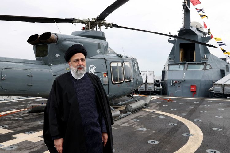 Helikopter yang ditunggangi Presiden Iran dan Menlu Iran jatuh. Gambar yang disediakan oleh kantor kepresidenan Iran pada 2 Februari 2024 menunjukkan Presiden Iran Ebrahim Raisi (tengah) mengunjungi pangkalan angkatan laut Korps Garda Revolusi Iran (IRGC) di Bandar Abbas, Iran selatan. 